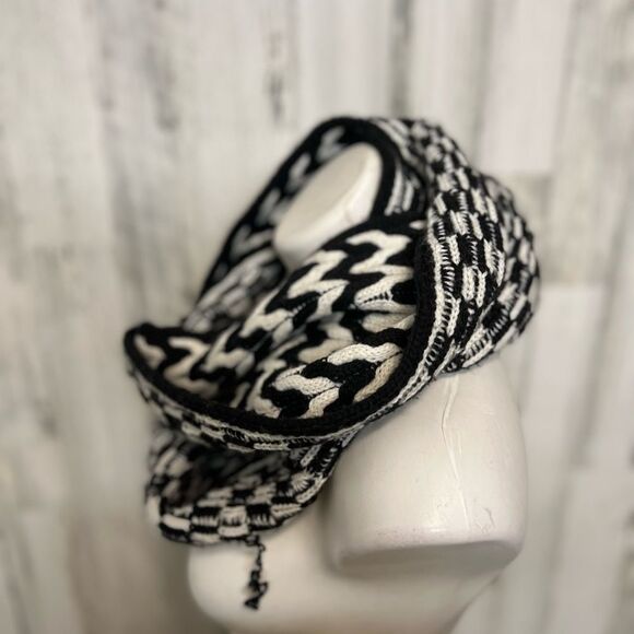 Calvin Klein Black White Chunky Knit Infinity Scarf – Reversible Pattern – Soft - Picture 3 of 6